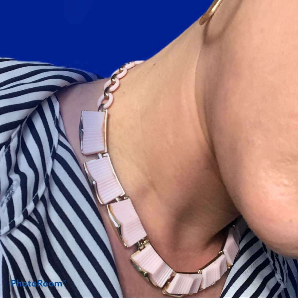 💎 Vintage 1960’s Neck Cuff Resin Necklace
